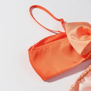 Helles orangefarbenes Bikini-Oberteil mit Träger, elegante und lebendige Damenbekleidung.