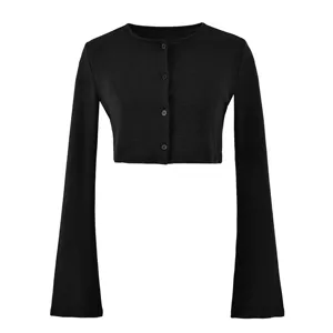 Schwarze kurze Strickjacke mit langen Glockenärmeln, figurbetontes Damen Oberteil.