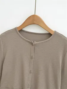 Braune langärmelige Strickjacke mit klassischem Rundhalsausschnitt und Knopfleiste vorne.