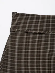 Dettaglio gonna quadri pied de poule marrone vita alta passante cintura moda donna chic