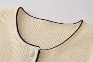 Primer plano de cárdigan de punto para mujer, cuello redondo con ribete contraste.