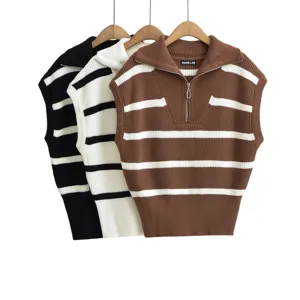 Details van het gebreide vest met halve rits en een stijlvol gestreept patroon.