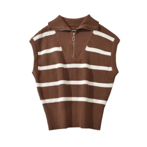 Gedetailleerd overzicht van bruin met witte gestreepte gebreide vest mouwloze top.