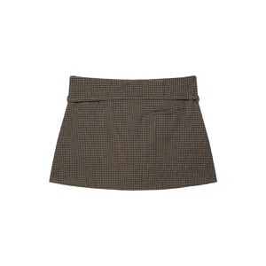 Dettaglio gonna da donna pied-de-poule marrone, elegante skort a quadri con passante per cintura.