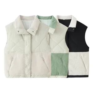 Dettaglio gilet trapuntato sherpa con risvolto da donna, capospalla casual elegante.