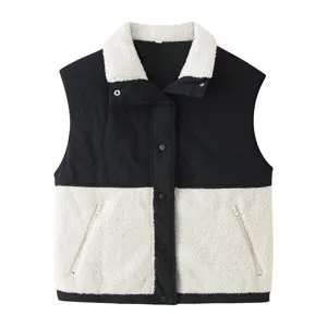 Dettaglio gilet in pile sherpa bianco e nero con tasche con zip e colletto rialzato.