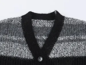 Vue rapprochée détaillée du cardigan en tricot col V rayé noir et gris pour femmes.