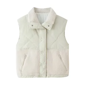 Vista ravvicinata dei dettagli del colletto del gilet in pile beige con tasca.