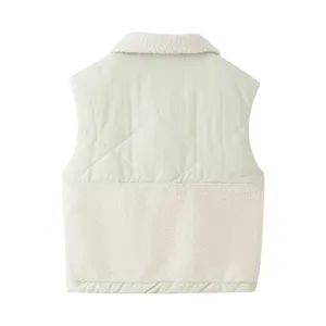 Dettaglio posteriore del gilet trapuntato in pile con colletto in sherpa e morbida trama.