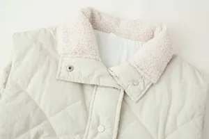 Primo piano del gilet trapuntato con collo a risvolto in morbido sherpa e bottoni a pressione.