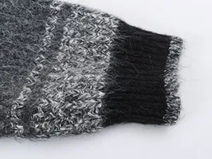 Gros plan manche cardigan maille duveteuse, texture mohair douce, motif rayé noir gris.