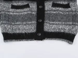Vue détaillée d'un cardigan en tricot rayé gris élégant avec des boutons et poches.