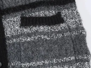 Gros plan détaillé d'un cardigan en tricot duveteux gris élégant avec une poche texturée.