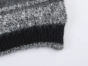 Détail de cardigan en tricot pelucheux, texture mohair douce, rayures noires, vue rapprochée