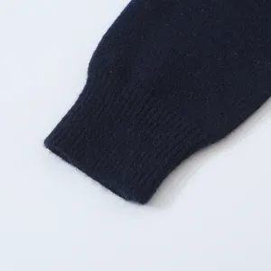 Cardigan in maglia blu scuro vista dettagliata del polsino a maniche lunghe da donna.