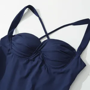 Top bikini drappeggiato blu scuro con eleganti spalline incrociate e coppe push-up di supporto.