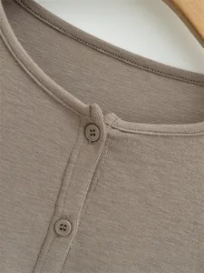 Detaillierte Nahaufnahme des gerippten Strickjacken-Kragens mit Knöpfen für Damen