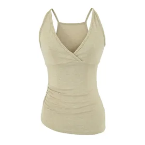 Detailansicht des beige Damen Strick-Tanktops mit V-Ausschnitt und seitlicher Raffung.