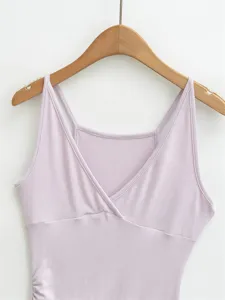 Elegantes lavendelfarbenes Top mit V-Ausschnitt und schlanker Passform für den Alltag.