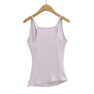 Helllila schmal geripptes Top im Detail, ärmelloses Basic Unterhemd mit quadratischem Ausschnitt.