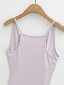 Detailaufnahme eines casual hellvioletten Tops am Holzbuegel, weicher Stoff fuer Damen.