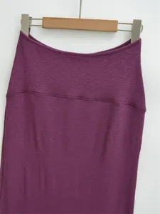 Lila Strick-Geraderock Detailansicht mit weicher Textur, schmalem Schnitt und sauberem Design.