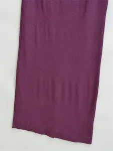 Lila Midirock Stoff Detailaufnahme mit weicher Strick Textur und sauberem Saum Design.