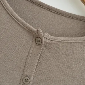 Klassischer Rippstrick Cardigan mit langen Ärmeln, schönen Knöpfen und Rundhalsausschnitt.