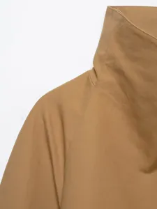 Camel hoher Kragen Jacke Detail, stilvoll Damen kurze Trenchcoat Schulter Nahaufnahme.