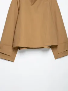 Detailansicht des stilvollen kurzen Trenchcoats mit schickem Stehkragen und weiten Ärmeln.