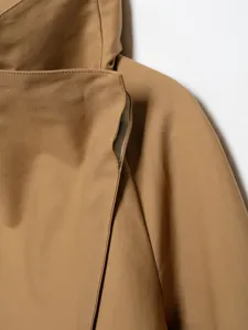 Khakifarbener kurzer Damen Trenchcoat, Stehkragen Jacke Detail, stilvolles Alltagsoutfit.