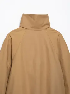 Detailansicht der khakifarbenen Stehkragen Freizeit Kurzmantel Jacke Rückseite.