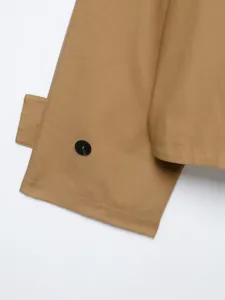 Khakifarbener Trenchcoat Ärmel Detail, klassischer Manschettenknopf und feine Naht.