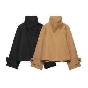 Kurzer Damen Trenchcoat mit Stehkragen und stylischen Manschettenknöpfen. Modische Frühlingsjacke.