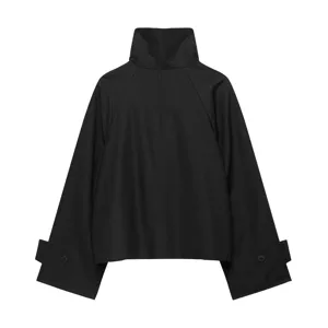 Detailansicht einer stilvollen schwarzen kurzen Windjacke mit Stehkragen und weiten Ärmeln.