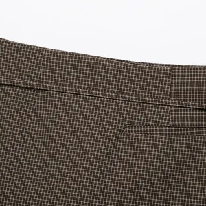 Vista principale della cintura skort a quadri marroni, dettaglio di abbigliamento classico.
