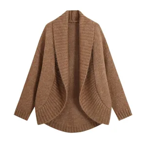 Détail de gilet en tricot marron avec col châle, texture côtelée et ourlet asymétrique.