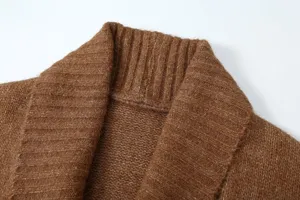 Vue de détail d'un col de cardigan en tricot marron élégant pour femme, texture côtelée.