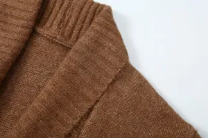 Gros plan detail gilet en maille marron, texture de tissu douce, mode d'automne.