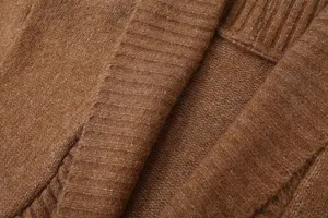 Gros plan sur la texture du cardigan en tricot marron, col côtelé doux, détail de maille cosy