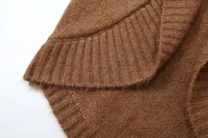 Gros plan du col du cardigan en tricot pelucheux marron montrant une douce texture côtelée.