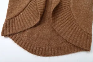 Vue détaillée d'un cardigan en tricot marron pour femme avec texture douce et bas côtelé.