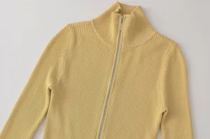 Cárdigan de punto canalé slim manga larga mujer vista detalle con cremallera alta calidad.