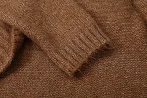 Vue détaillée du poignet de cardigan en tricot marron pour femme, tissu doux, élégant.
