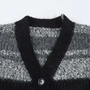 Cardigan en tricot col V rayé noir et gris, vue détaillée de face pour la mode féminine.