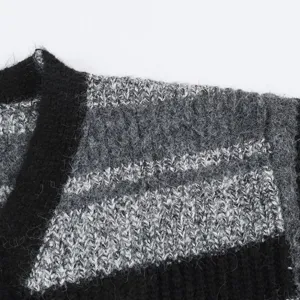 Cardigan pull en tricot à col V rayé noir et gris vue détaillée de la texture du tissu