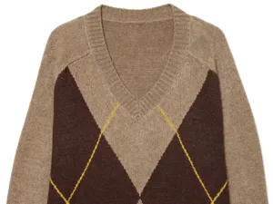 Primo piano dettaglio maglione lavorato a maglia Argyle con scollo a V, marrone e beige.