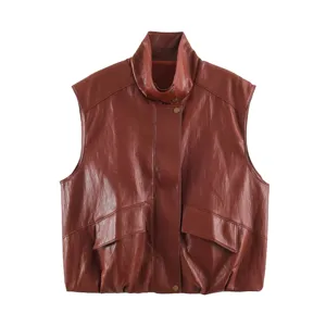 Dettaglio gilet in pelle, collo alto, chiusura con bottoni a pressione e tasche con patta.