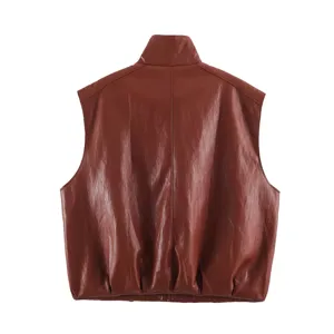 Dettaglio della vista posteriore del gilet senza maniche in ecopelle collo alto marrone.