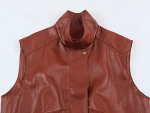 Dettaglio gilet cappotto in ecopelle senza maniche con colletto alla coreana, marrone.